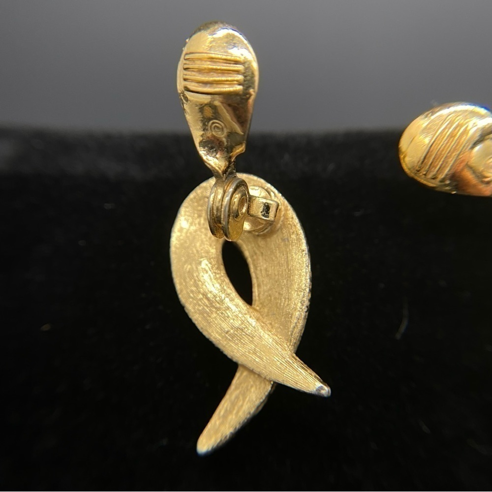 Monet Vintage Gold tone clip on earrings. Mid Century Modernist style. Signed - Picture 6 of 6
